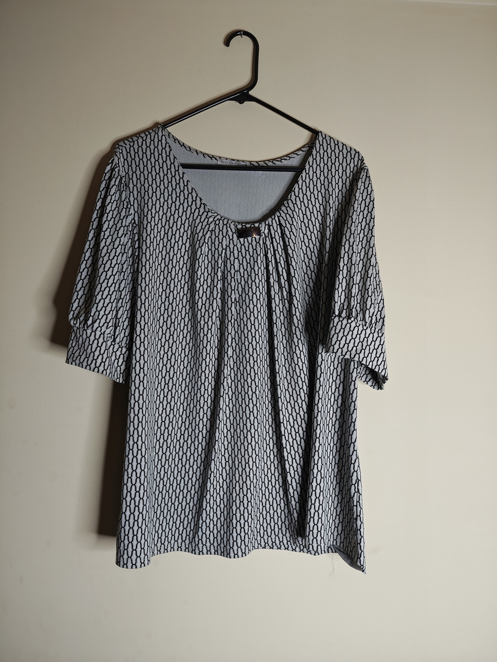 Women's Black & White Geometric Scoop Neck Top
